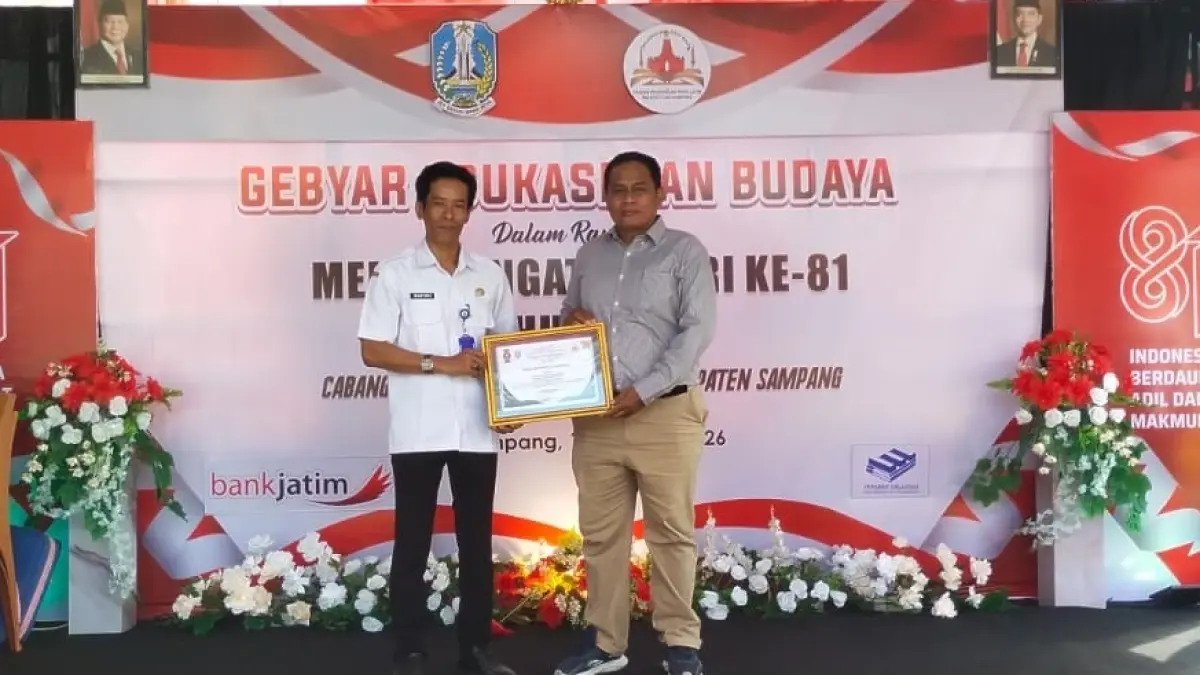 PRESTASI: Kepala Cabdindik Sampang Mas’udi Hadiwijaya saat memberikan penghargaan kepada Kepala SMKS An Nur Al Muntahy di Cabdindik Sampang. (FAHMI UNTUK JPRM)