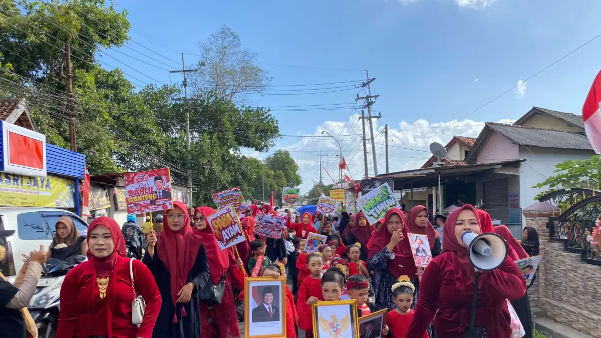 SEMARAK: Sejumlah siswa PAUD Raudlatul Ulum, Sendiri, Lenteng, Sumenep mengikuti pawai budaya HUT ke-81 RI pada Rabu (19/8).