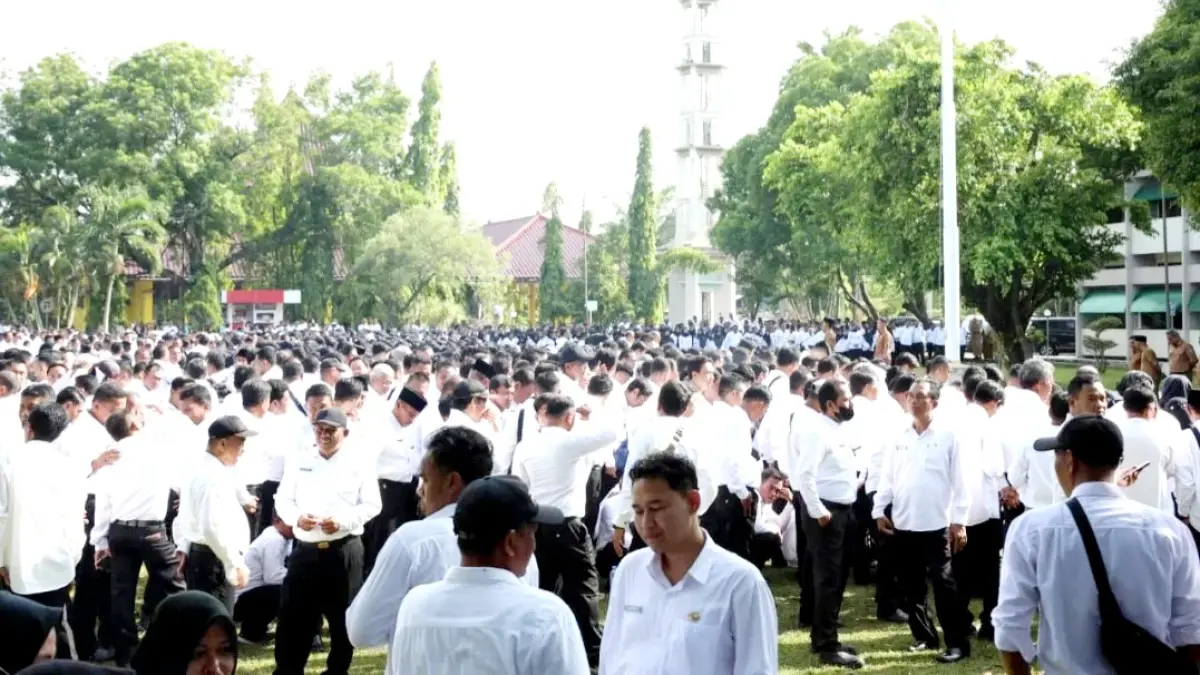 SIAP MENGABDI: Ribuan tenaga PPPK paro waktu saat pelantikan di halaman kantor bupati Bangkalan tahun lalu. (HUMAS PEMKAB BANGKALAN UNTUK JPRM)