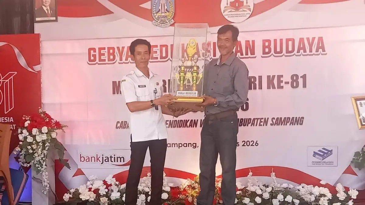 SIMBOLIS: Kepala Cabdindik Sampang Mas’udi Hadiwijaya saat menyerahkan penghargaan kepada Kepala SMKS Potensial Badrul Huda Osman Saleh di kantor Cabdindik Jatim Wilayah Sampang Rabu (19/8). (SUKARNO/JPRM)