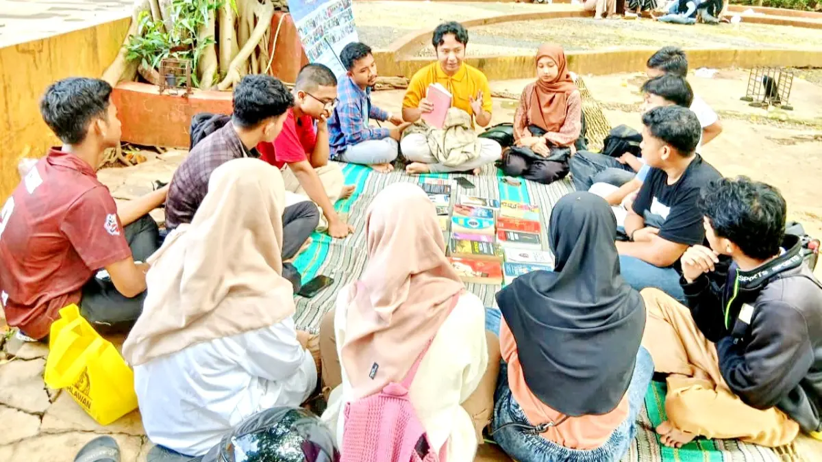 TAMBAH WAWASAN: Komunitas Mortèka melaksanakan kegiatan review buku di Taman Paseban Bangkalan pada Minggu, 21 Desember 2025. (KOMUNITAS MORTÈKA UNTUK JPRM)