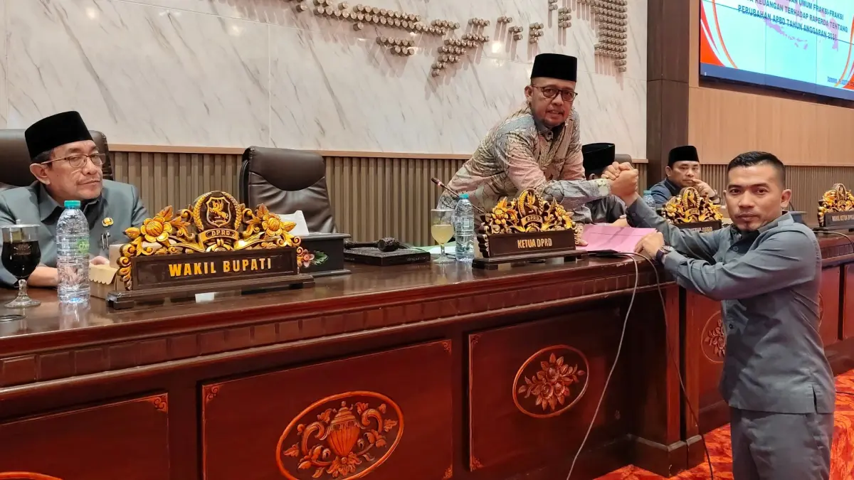TERBUKA UNTUK UMUM: Ketua DPRD Sumenep Zainal Arifin menerima PU dari juru bicara Fraksi PDI-Perjuangan Wahyudi saat rapat paripurna,&nbsp;Rabu(19/8).