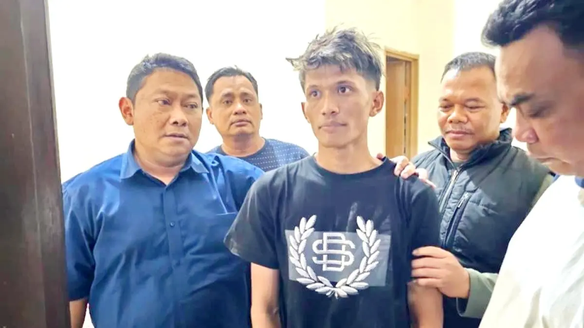 TERDIAM: Terduga pelaku pembacokan diamankan polisi pada Selasa (18/8) malam. (POLRES PAMEKASAN UNTUK JPRM)