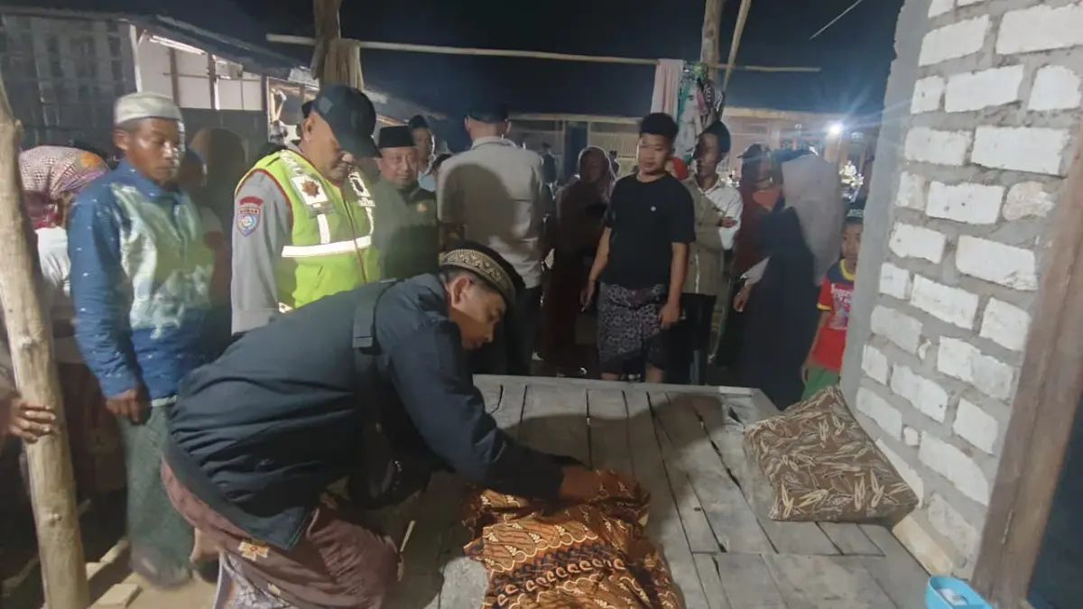 TEWAS: Warga berada di sekitar jenazah korban dirumah duka, Desa Blu’uran, Kecamatan Karangpenang, Sampang, Rabu (19/8).