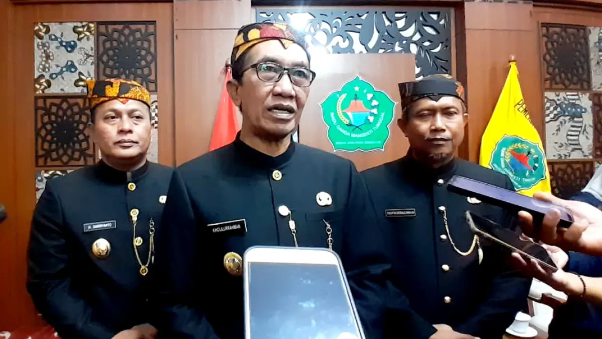 BUKA SUARA: Bupati Pamekasan KH Kholilurrahman (tengah) didampingi Wabup Sukriyanto (kiri) dan Sekkab Taufikurrachman saat doorstop usai pelaksanaan Upacara HUT Ke-81 Kemerdekaan RI di Peringgitan Dalam Pendopo Ronggosukowati, Senin (17/8). (M. KHOLIL RAMLI/JPRM)
