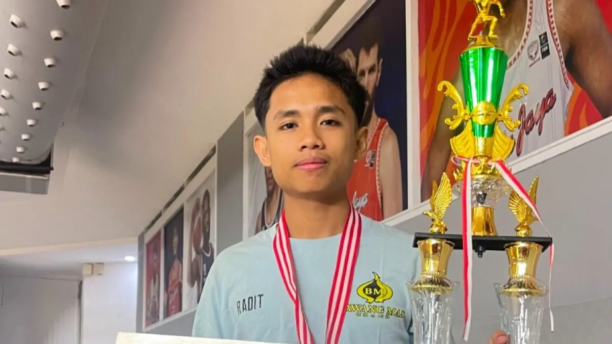 BANGGA: Atlet Tenis Meja Pamekasan Raditya Mario Ghandi memamerkan medali dan piala usai Kejurnas,&nbsp;