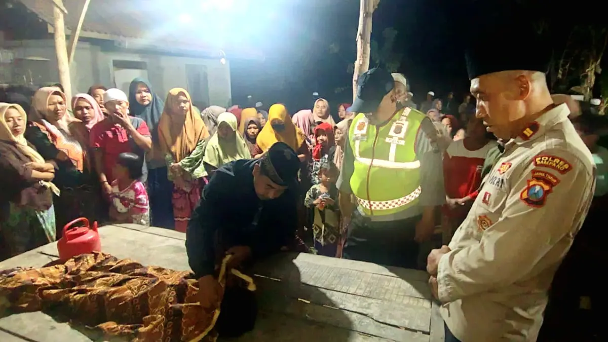 BERDUKA: Warga dan anggota Polsek Karang Penang saat berada di sekitar jenazah korban di rumah duka Desa Bluuran, Kecamatan Sampang, Rabu (19/8). (POLRES SAMPANG UNTUK JPRM)