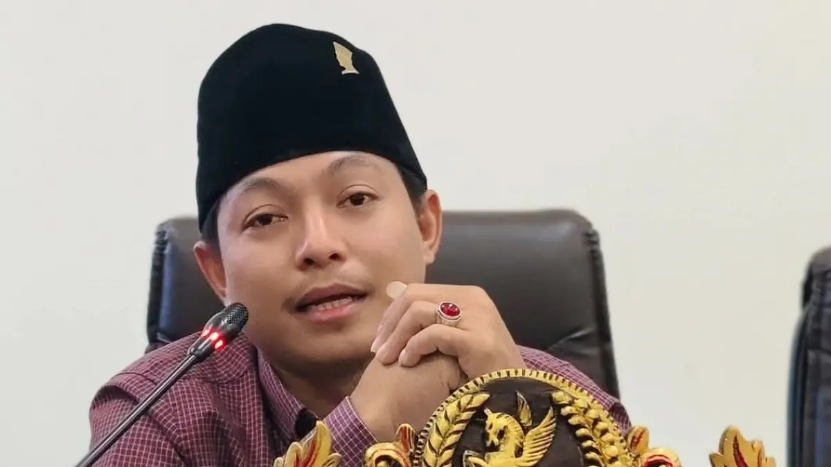 FOKUS: Ketua Bapemperda DPRD Sumenep, Hosnan saat mengikuti rapat di kantor DPRD setempat.