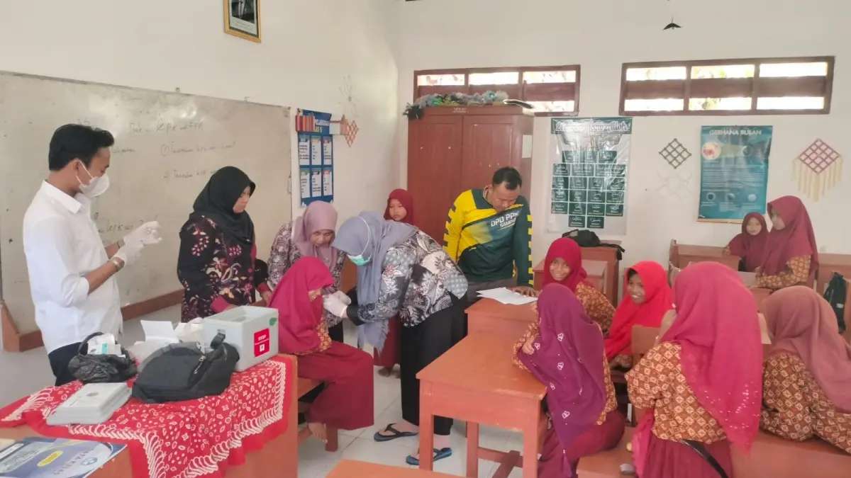 JAGA IMUN: Petugas saat memberikan vaksin kepada siswa di salah satu sekolah beberapa waktu lalu.