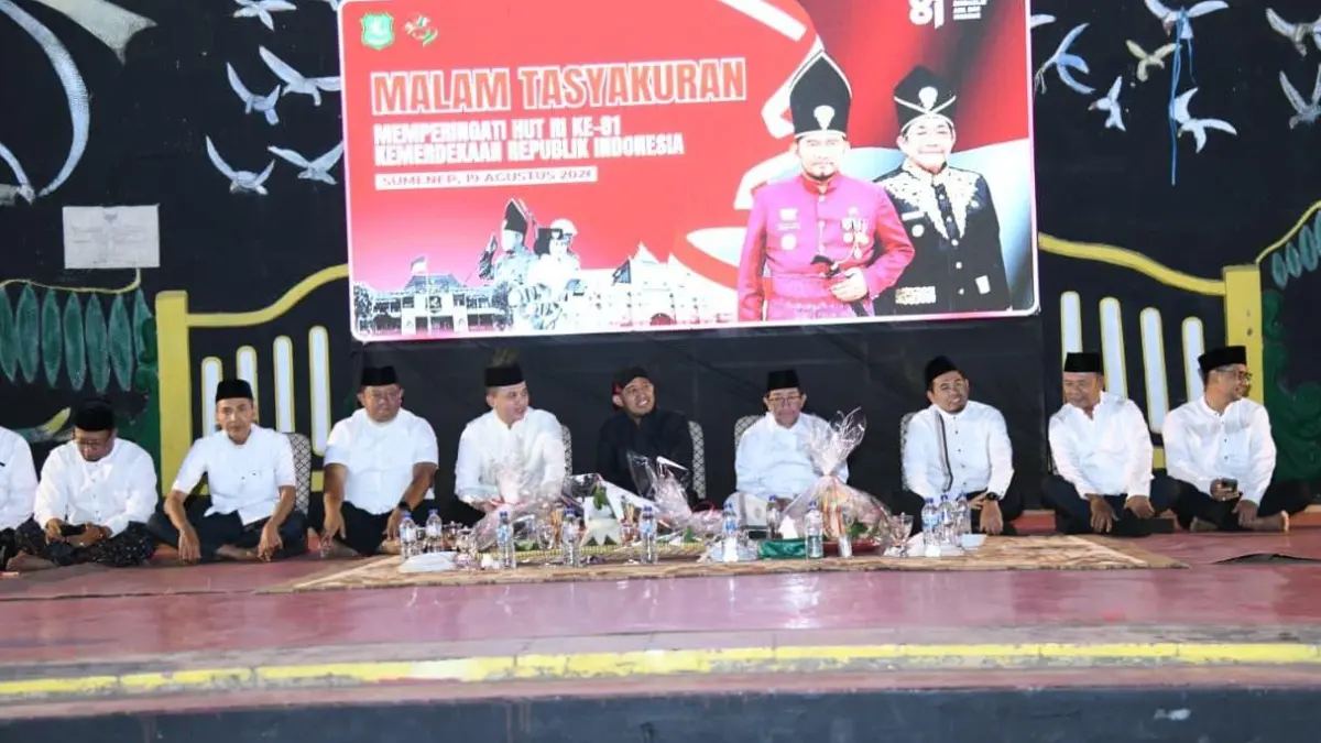 LANCAR: Bupati Sumenep Achmad Fauzi Wongsojudo (baju hitam) saat menghadiri syukuran HUT ke-81 Republik Indonesia di Lapangan Kesenian Sumekar, Rabu (19/8) malam.