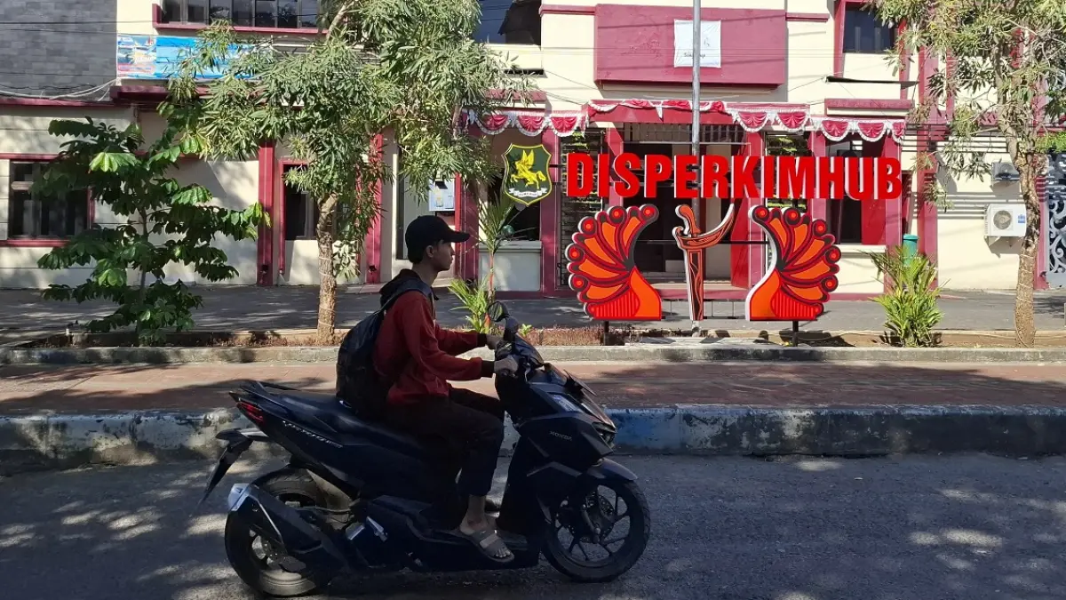 LENGANG: Masyarakat melintas di depan kantor Disperkimhub Sumenep, Desa Kolor, Kecamatan Kota Sumenep, Kamis (20/8).