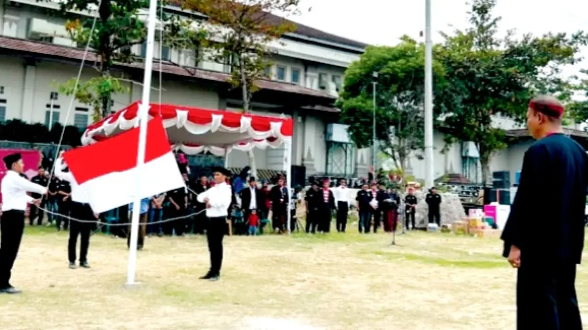 MERDEKA: Ribuan warga Madura yang tergabung dalam KMY mengikuti upacara HUT Kemerdekaan RI di Lapangan Jogja Expo Center, Senin (17/8). (KMY UNTUK JPRM)
