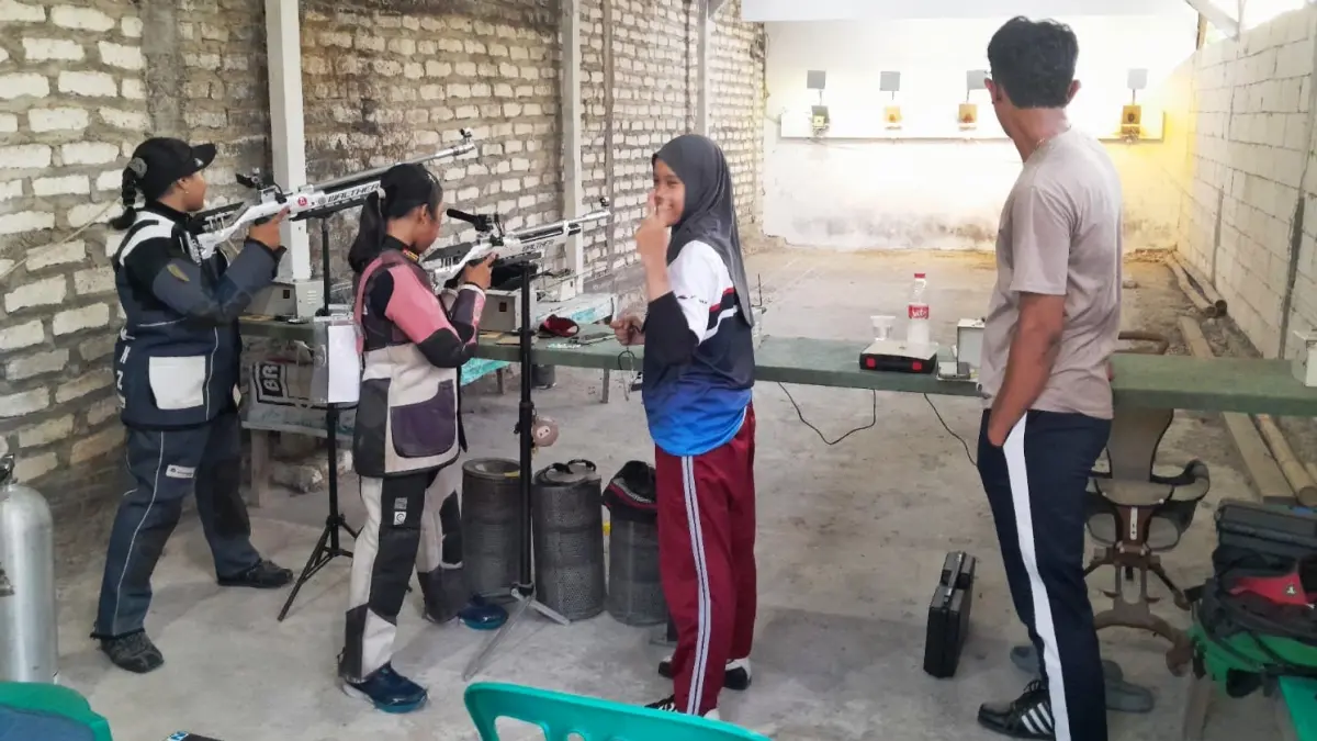 PENUH SEMANGAT: Atlet Perbakin Sampang saat melakukan latihan bersama di lapangan menembak Perbakin, di Desa Gunung Maddah, Kecamatan Kota Sampang, Selasa (18/8).