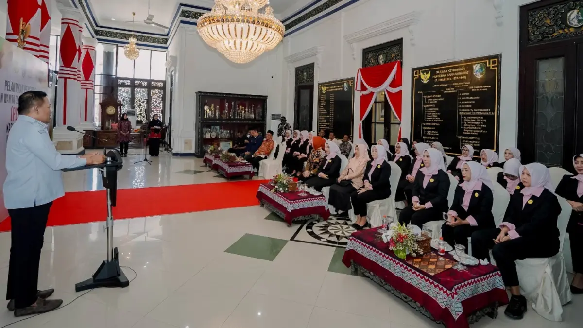 RESMI: Bupati Sampang Slamet Junaidi memberikan sambutan saat pelantikan pengurus Perwosi Sampang, di Peringgitan Pendopo Kabupaten Sampang, Kamis (20/8).