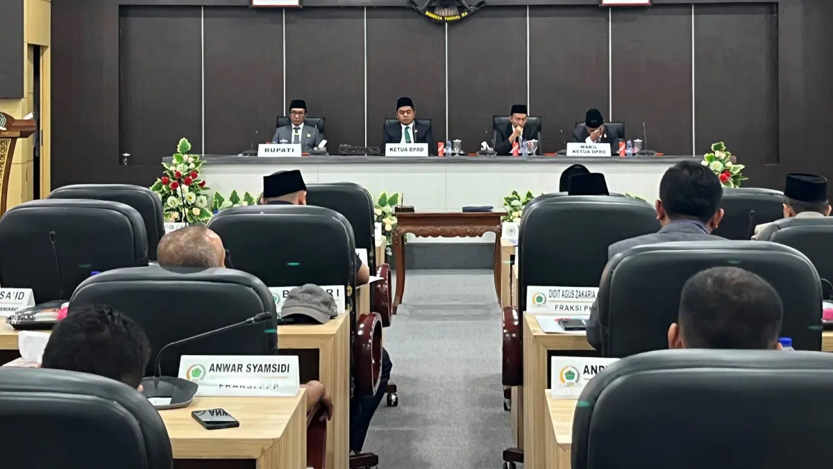 SERIUS: Ketua DPRD Pamekasan Ali Masykur memimpin sidang paripurna, Rabu (19/8).
