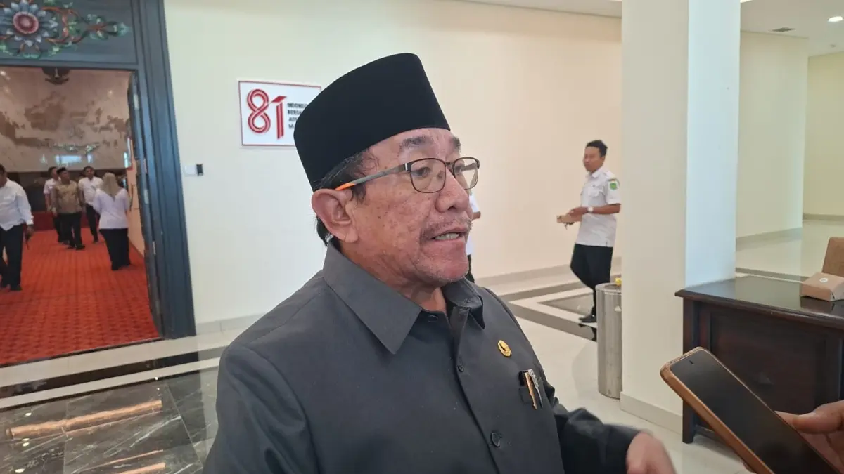 TEGAS: Wakil Bupati Sumenep Imam Hasyim saat diwawancara awak media di Kantor DPRD Sumenep, Rabu (19/8).