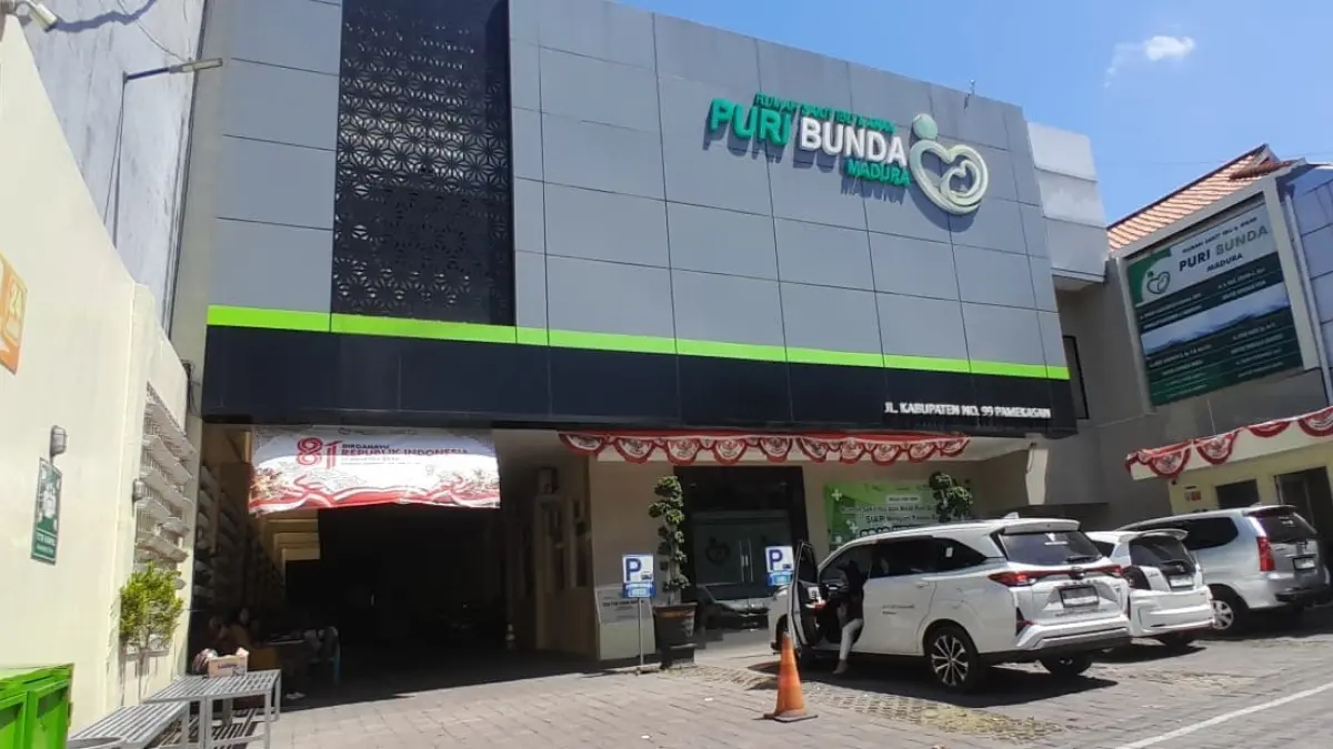 TERLAPOR: Sejumlah kendaraan terparkir di halaman RSIA Puri Bunda Madura yang berlokasi di Jalan Kabupaten, Kelurahan Bugih, Kamis (20/8).