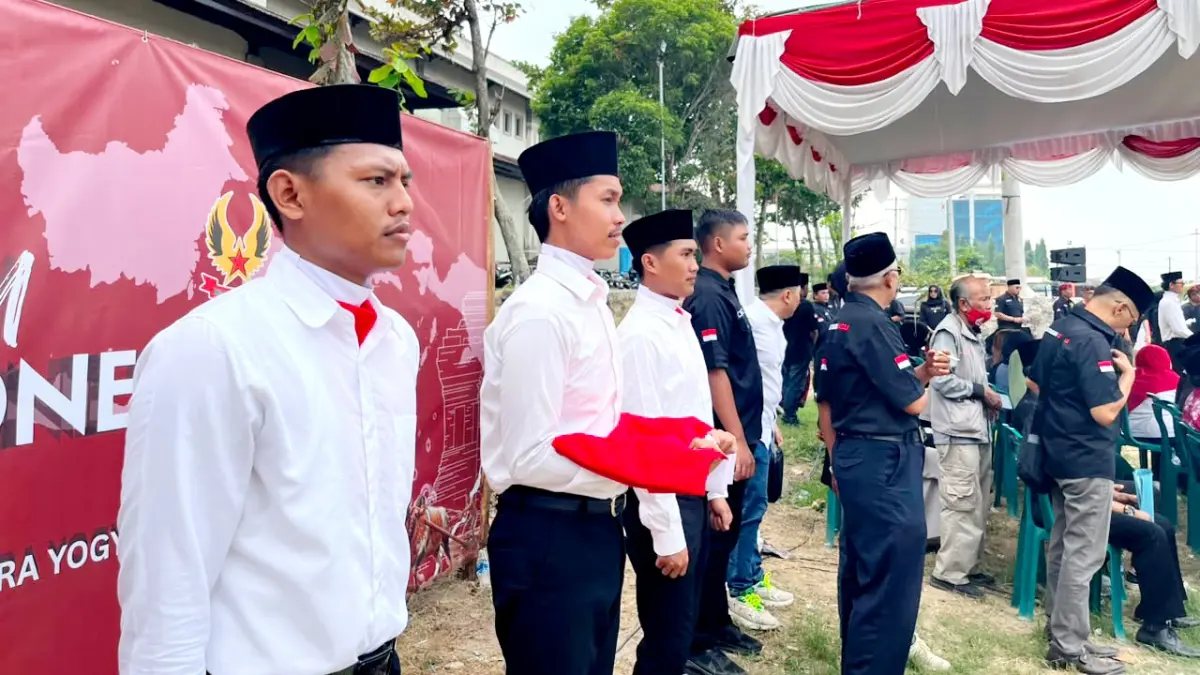 UNTUK NEGERI: Moh. Agus Fiqri (kiri), pemuda asal Bangkalan, menjadi pengibar bendera pada upacara HUT Ke-81 Kemerdekaan RI di Lapangan Jogja Expo Center, Senin (17/8). (MOH. AGUS FIQRI UNTUK JPRM)