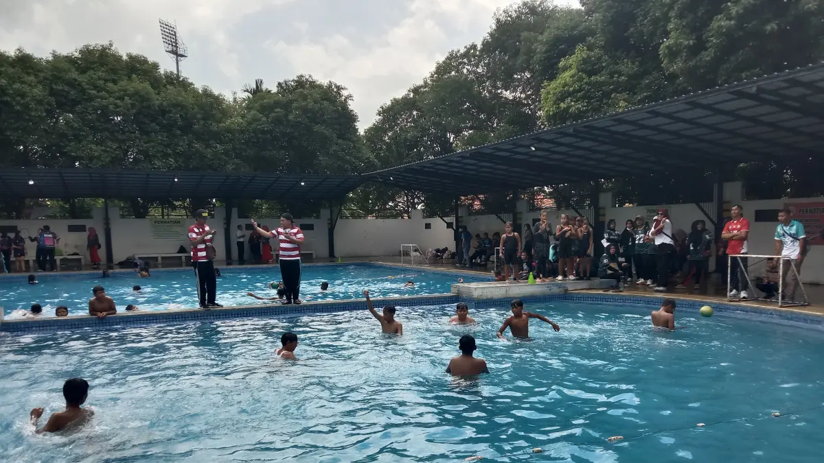 CABOR BARU: Peserta lomba polo air tingkat SD bertanding di Kolam Renang Olympic Dispora Bangkalan, Jumat (21/8).