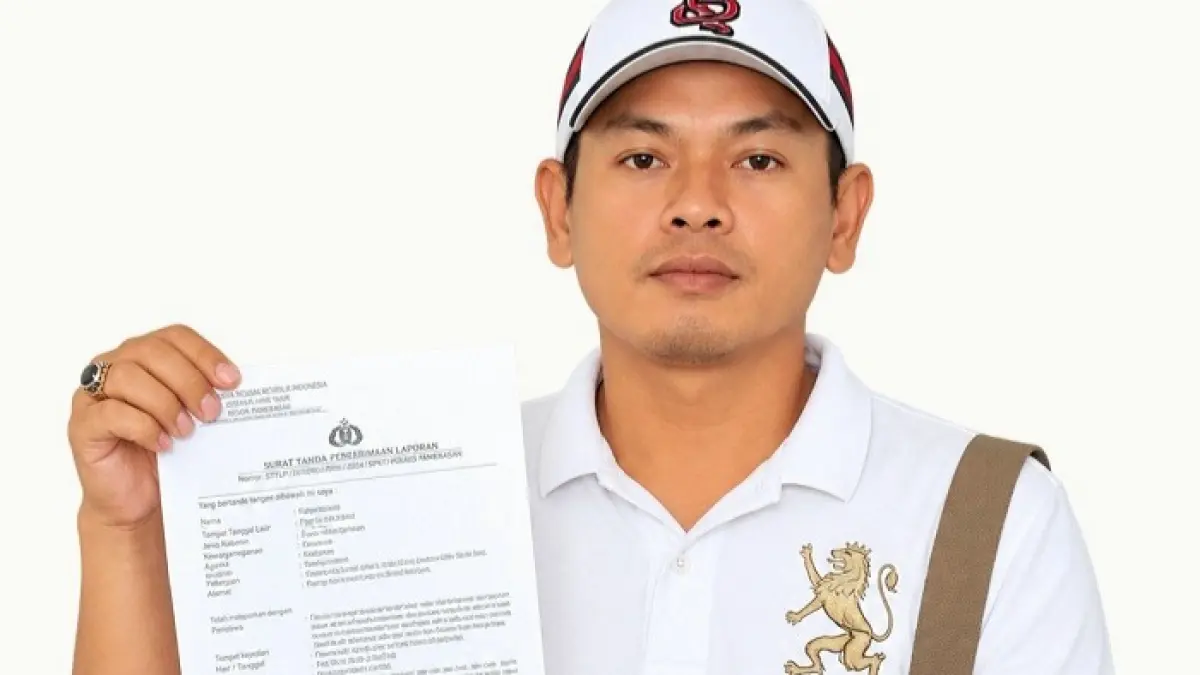 CARI KEPASTIAN: Slamet Riyadi menunjukkan berkas laporan dugaan penipuan. (SLAMET RIYADI UNTUK JPRM)