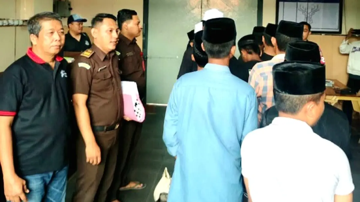 DIEKSEKUSI: Pegawai Kejari Sampang mengawal ketat belasan anak saat hendak dibawa ke LPKS Kelas 1 Blitar dari Rutan Kelas II-B Sampang Jumat (21/8).