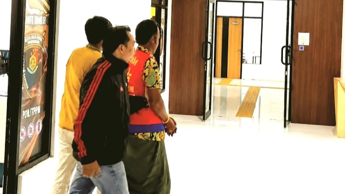 DIGIRING: Terduga pelaku keluar dari ruang penyidik Unit PPA Satreskrim Polres Pamekasan, Kamis (20/8) malam. (POLRES PAMEKASAN UNTUK JPRM)