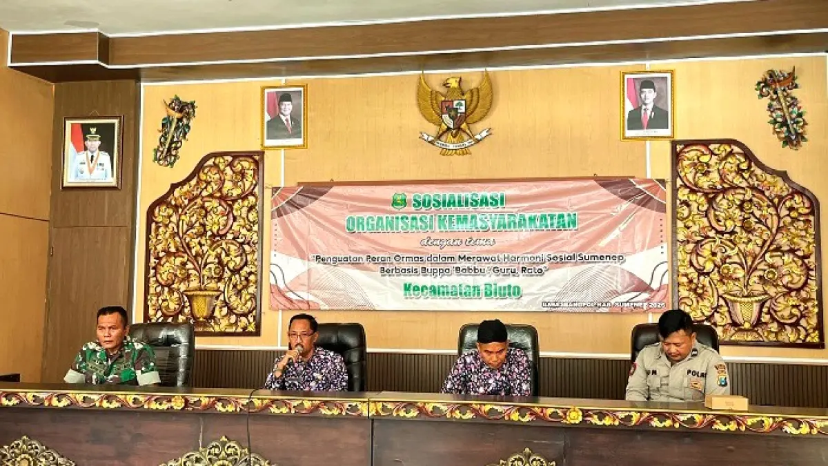 EDUKATIF: Sekretaris Bakesbangpol Sumenep Edy Suprayitno memberikan sosialisasi kepada ormas di Kecamatan Bluto, Kamis (20/8). (BAKESBANGPOL UNTUK JPRM)