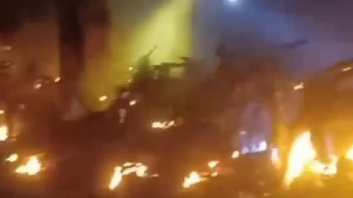 HANGUS: Kobaran api menghanguskan 28 unit sepeda motor yang diparkir di atas Bukit Eteng, Desa Tembayangan, Kecamatan Kangayan, Pulau Kangean, Kamis (20/8) malam.