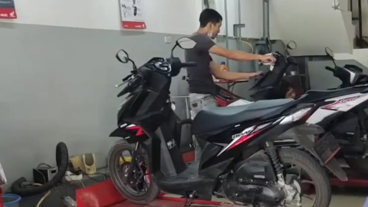 Honda BeAT yang tengah diservis (Sumber kanal YouTube @itarosida) 