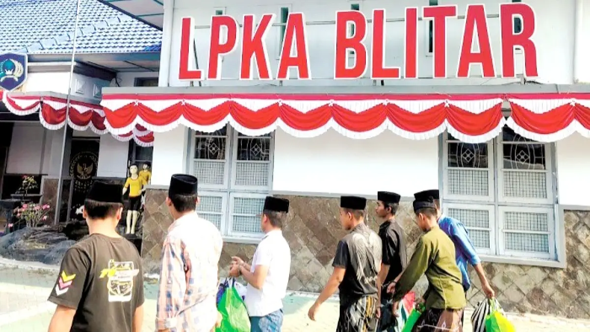 JALANI PIDANA: Sejumlah anak saat digiring menuju LPKA Kelas I Blitar Jumat (21/8). (KEJARI SAMPANG UNTUK JPRM)
