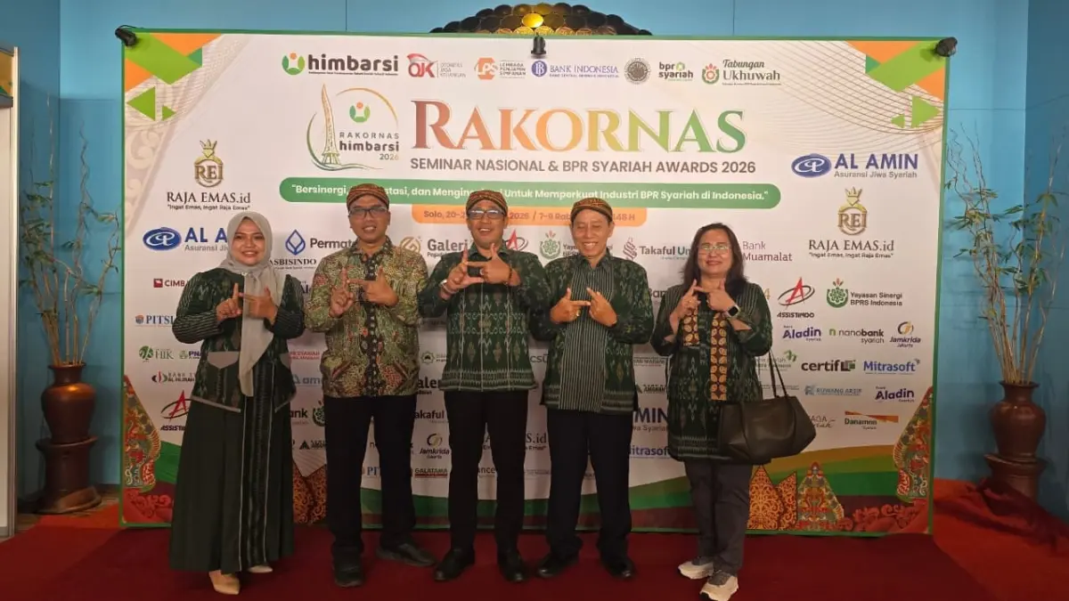 KOMITMEN: Direktur Bisnis PT BPRS Bhakti Sumekar (Perseroda) Cahya Wiratama (tengah) saat menghadiri Rakornas Himbarsi di Surakarta, Kamis (20/8).