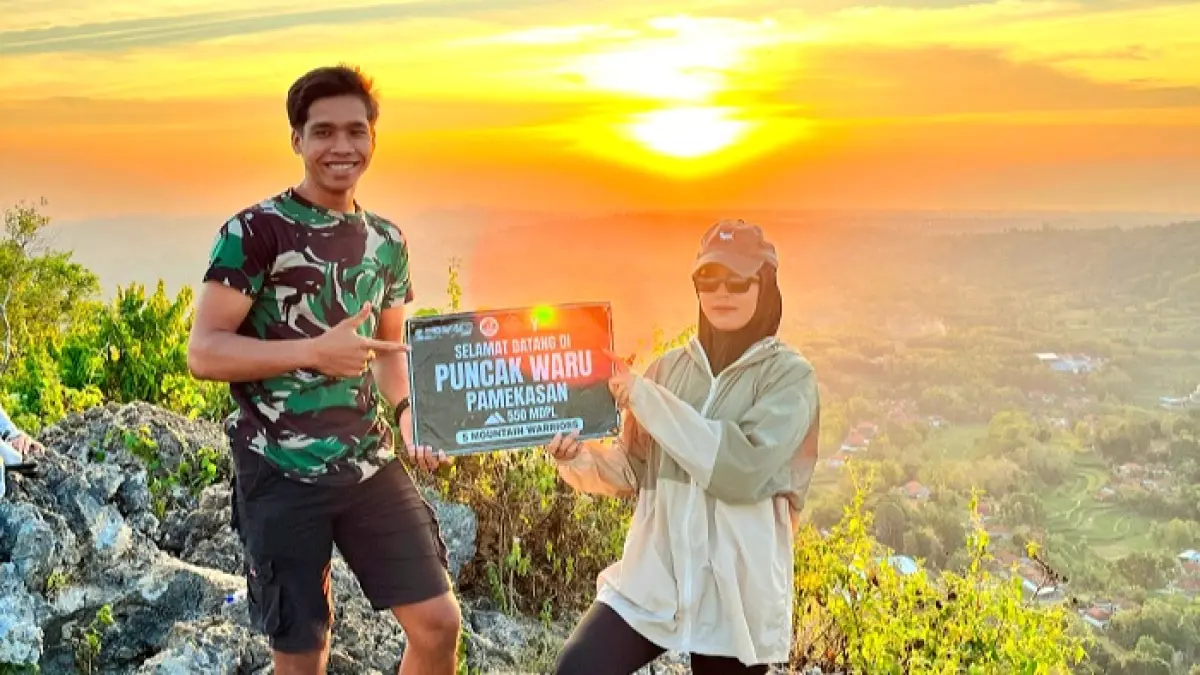 MANJAKAN MATA: Pendaki berfoto di Puncak Mahawaru, Desa Waru Timur, Kecamatan Waru, Pamekasan, Minggu (1/8). (RIZQA NADHIFAH UNTUK JPRM)