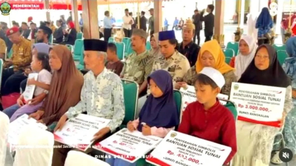 PEDULI: Pemkab Bangkalan melalui dinsos memberikan bantuan kepada penerima manfaat pada HUT Ke-81 RI di Pendopo Pratanu, Senin (17/8). (DINSOS BANGKALAN UNTUK JPRM)