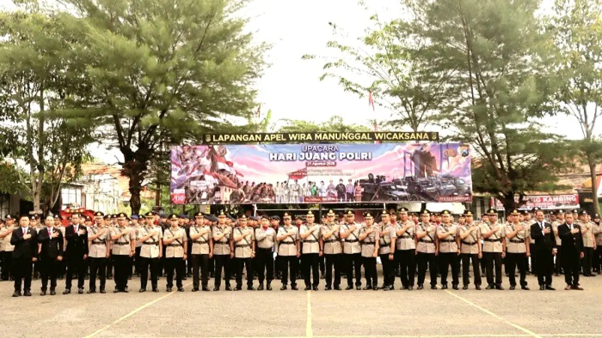 PRESISI: Personel Polres Sampang berpose bersama usai mengikuti upacara Hari Juang Polri di halaman Polres Sampang Jumat (21/8). (HUMAS POLRES UNTUK JPRM)