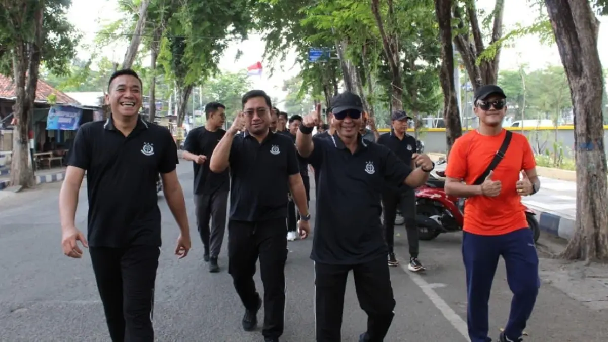 SEHAT: Kajari Sampang Mochamad Iqbal saat melaksanakan olahraga bersama di Jalan Raya Alun-Alun Trunojoyo Sampang Jumat (21/8).