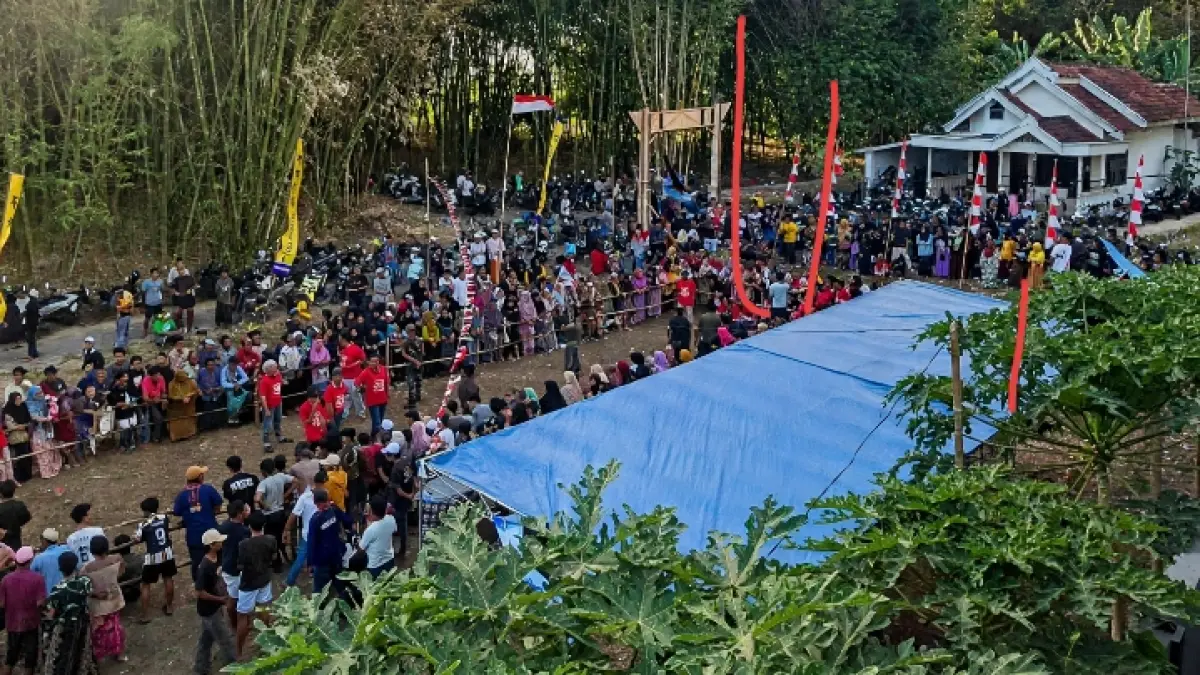 SEMARAK: Ratusan warga Desa Meddelan, dan Desa tetangga sekitar berjubel saat menonton lomba.