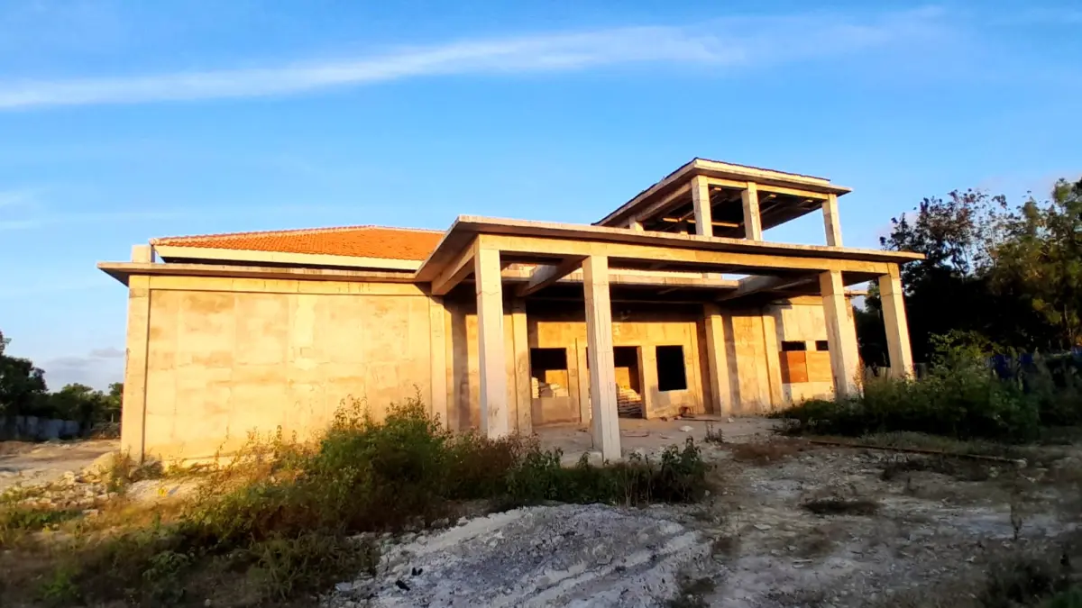 SEPI: Belum terlihat adanya aktivitas pekerjaan fisik dalam proyek tahap II pembangunan Puskesmas Bulangan Haji, Pamekasan, Selasa (19/8). (M. KHOLIL RAMLI/JPRM)