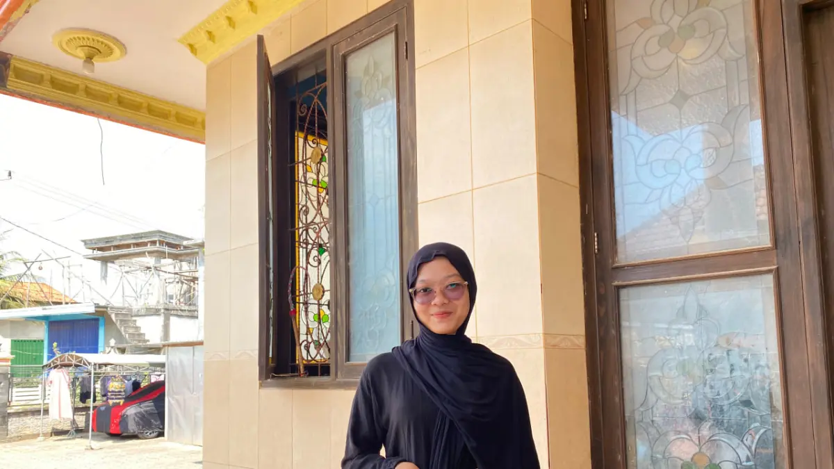 TERBANTU: Rizatul Karomah, mahasiswi salah satu universitas di Kabupaten Bangkalan.