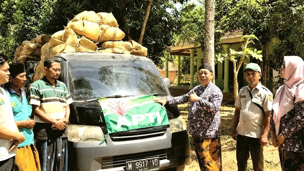 VARIETAS LOKAL: Kepala DKPP Sumenep saat memimpin acara pengiriman tembakau Prancak 95 ke Pamekasan, Kamis (20/8). (DKPP UNTUK JPRM)