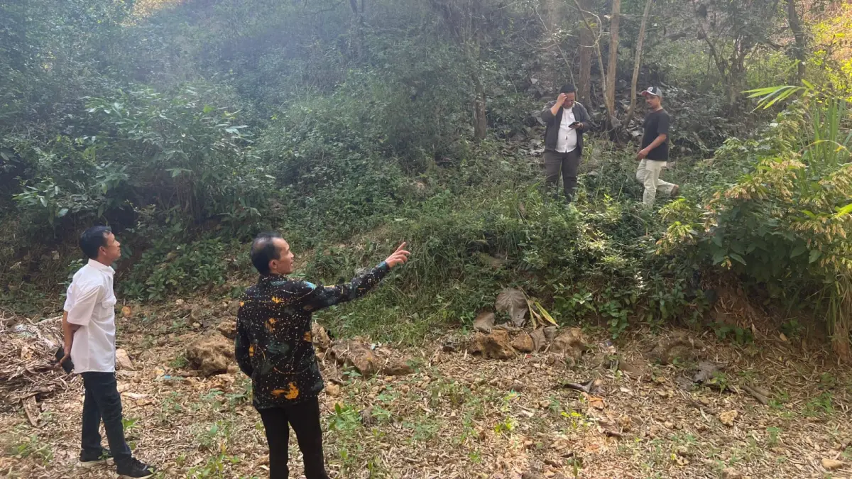 CEK LOKASI: Tim Pemkab Pamekasan mendampingi Kementerian PU meninjau lokasi lahan yang akan dibangun gedung SR di Dusun Angsanah, Desa Campor, Kecamatan Proppo, Pamekasan.