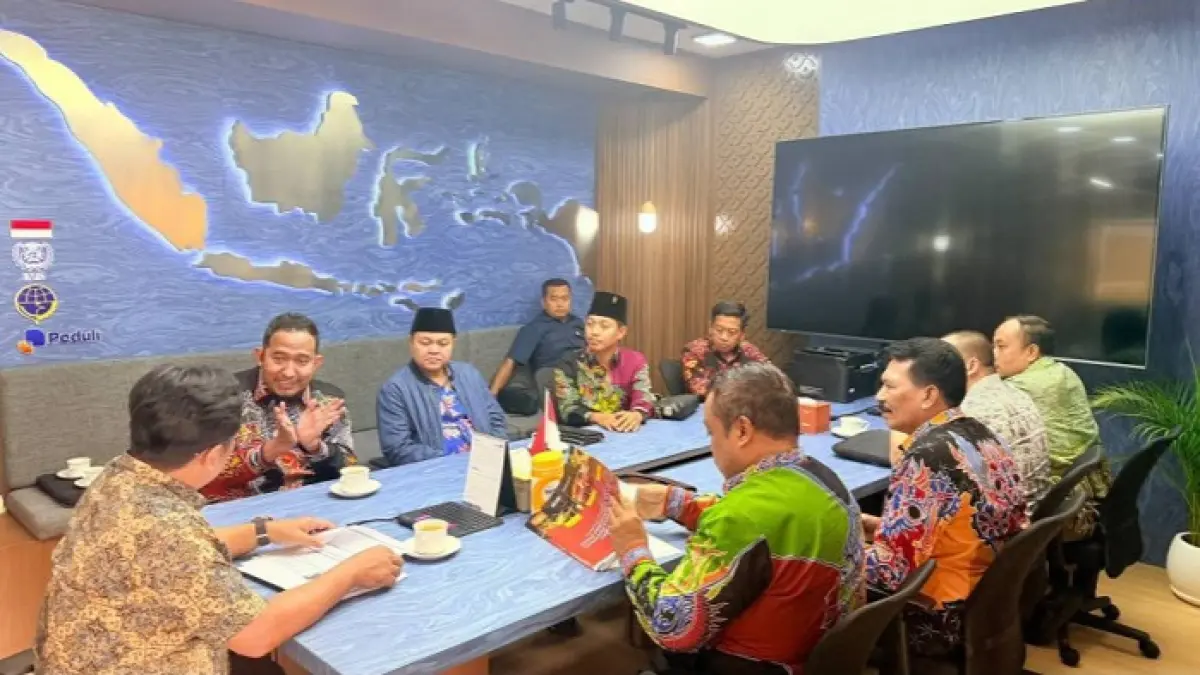 DUDUK BERSAMA: Bupati Sumenep Achmad Fauzi Wongsojudo (dua dari kiri) bersama jajaran pejabatnya saat berkunjung ke Kementerian Perhubungan pada Jumat (21/8). (PROKOPIM SUMENEP UNTUK JPRM)