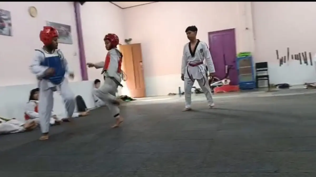 FOKUS: Atlet cabor tekwondo saat latihan di sanggar senam Alun-Alun Trunojoyo beberapa waktu lalu.