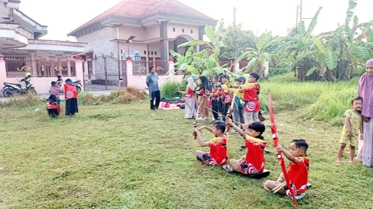 GIAT: Atlet panahan tradisional Bangkalan serius berlatih di lapangan Padepokan Songgosukmo, Kelurahan Bancaran, Bangkalan, Minggu (16/8). (PERPATRI BANGKALAN UNTUK JPRM)
