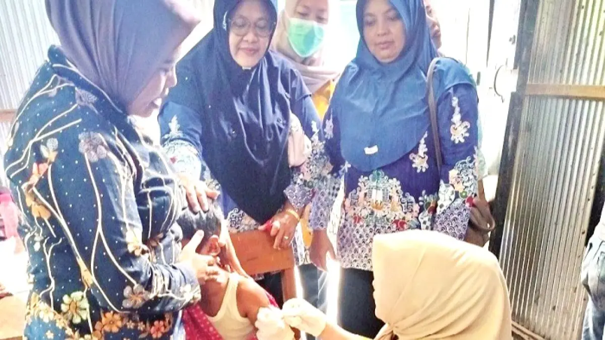 KESEHATAN: Petugas saat melakukan imunisasi kepada pelajar di salah satu sekolah beberapa waktu lalu. (DINKES KB UNTUK JPRM)