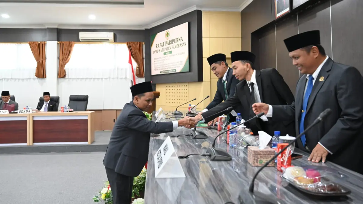 KRITIS: Sekretaris Fraksi PKB DPRD Pamekasan Moh. Hasyim Asyari saat menyerahkan dokumen PU pada sidang paripurna, Kamis (20/8).