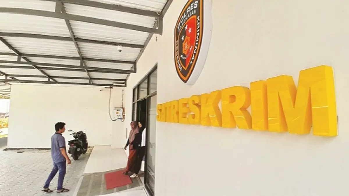 LENGANG: Sejumlah warga sedang berada di lingkungan kantor Satreskrim Mapolres Pamekasan, Senin (10/8). (M. KHOLIL RAMLI/JPRM)