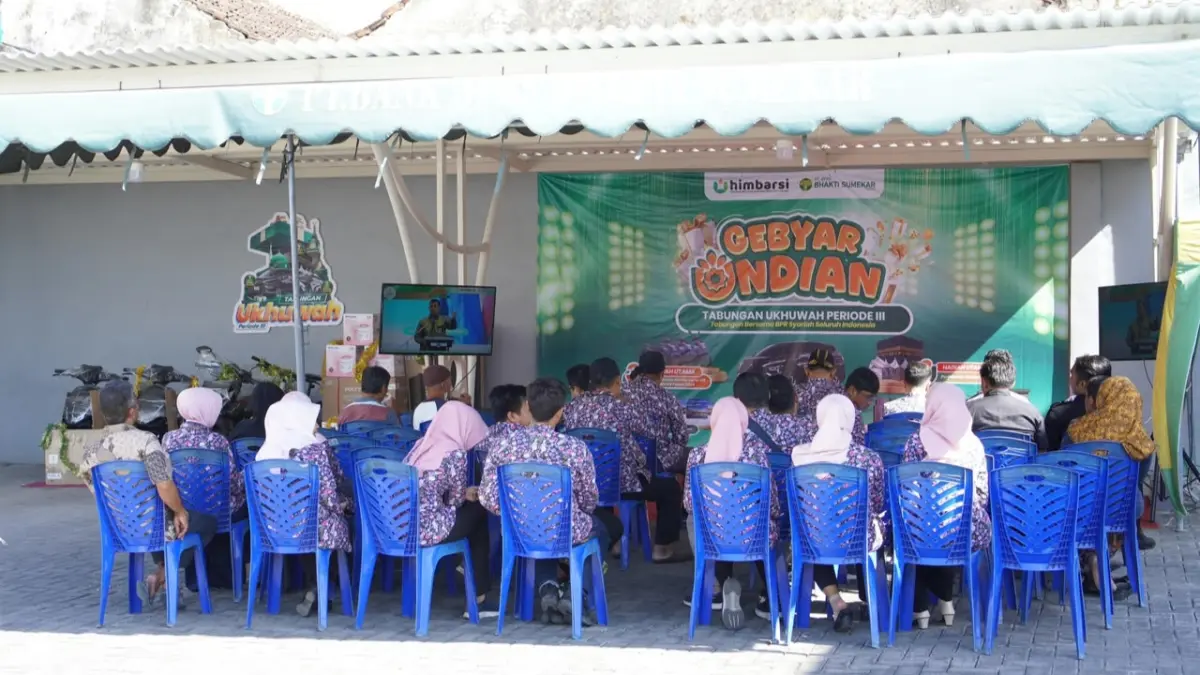 MENYIMAK: Sejumlah karyawan dan nasabah PT BPRS Bhakti Sumekar Perseroda mengikuti undian Tabungan Ukhuwah di kantor pusat, Jalan Trunojoyo 137 Kelurahan Bangselok kecamatan Kota Sumenep pada Kamis (20/8).