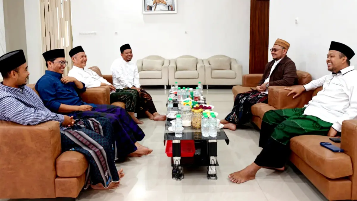 GUYUB: Dari kanan, Wabup Sampang Ahmad Mahfudz, Pengasuh Ponpes Miftahul Ulum Karangdurin KH Ahmad Fauzan Zaini, Ketua PDM Sampang Ustad Mugni, Ustad Ikrom, Cholis Waidi, dan Ahyak bersilaturahmi di Pendopo Wabup Sampang, Jumat (21/8). (CHOLIS WAIDI UNTUK JPRM)