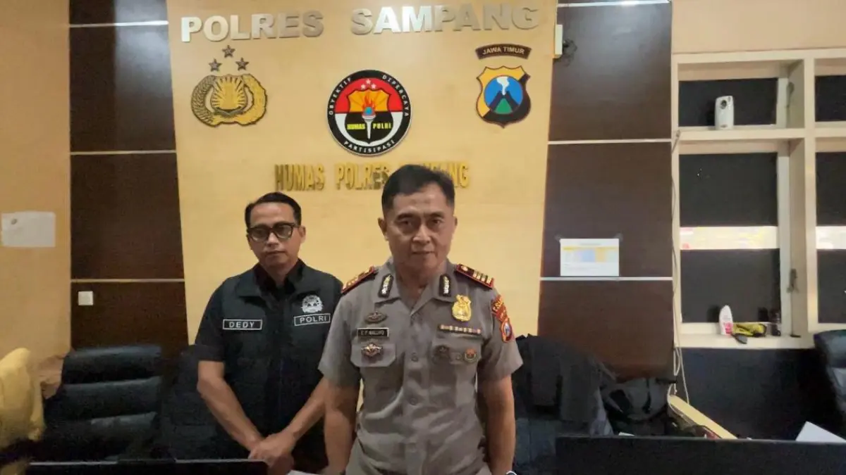 BERI KETERANGAN: Kasihumas Polres Sampang AKP Eko Puji Waluyo sedang memberikan keterangan kepada sejumlah wartawan di Mapolres Sampang. 