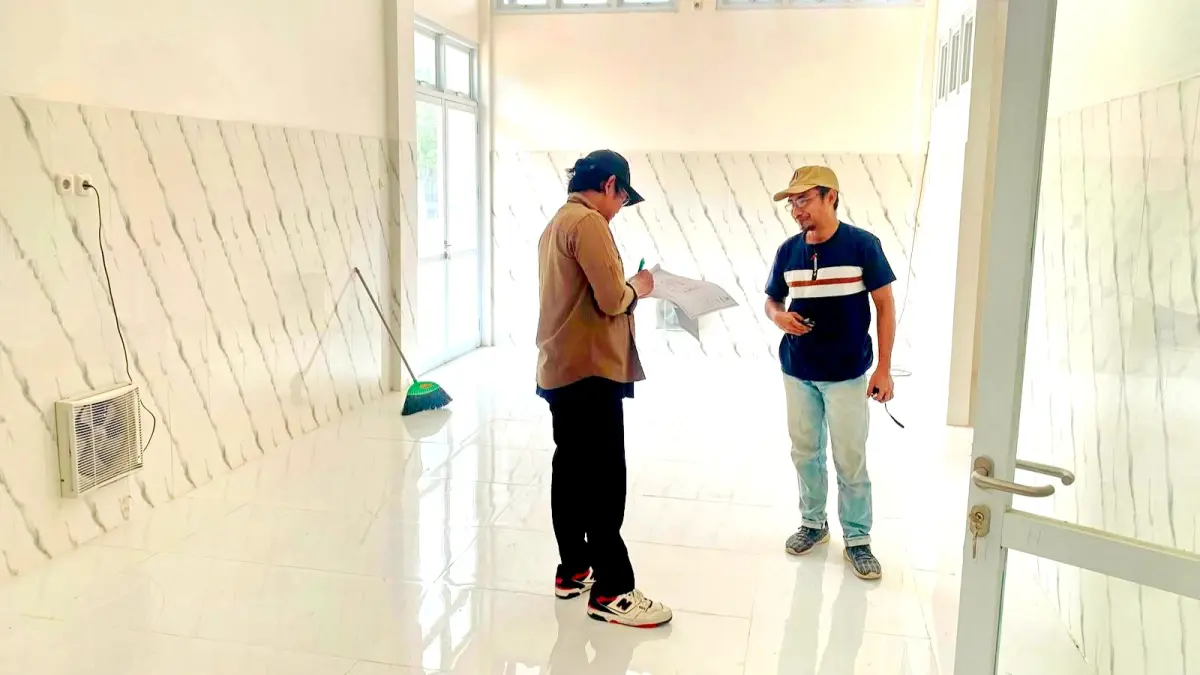 BERMASALAH: Petugas BPK RI saat melakukan audit di Puskesmas Karang Penang, Sampang, Maret 2026. (INSPEKTORAT UNTUK JPRM)